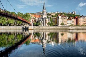 Visite insolite Lyon dans le Vieux-Lyon avec vue sur la basilique et les quais de Saône